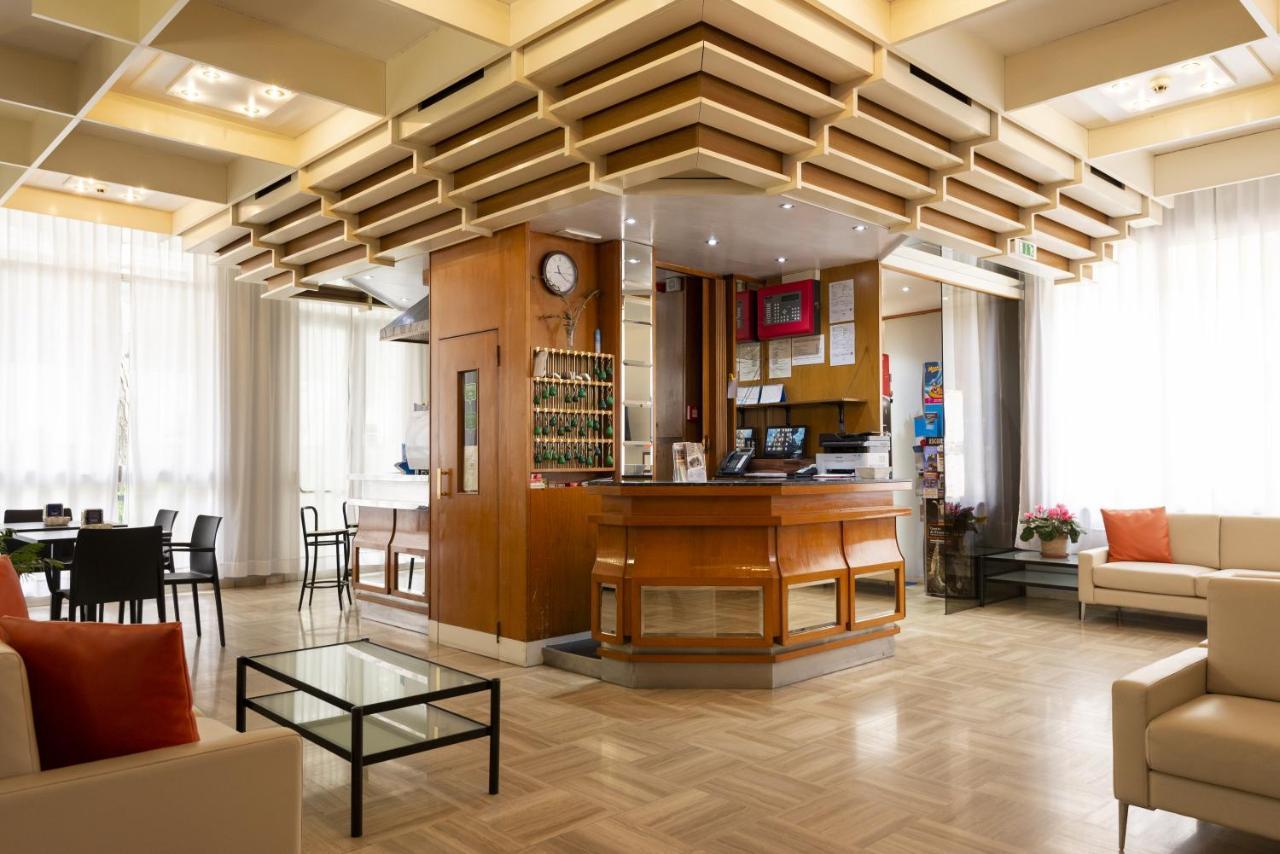 Hotel Milena リミニ エクステリア 写真