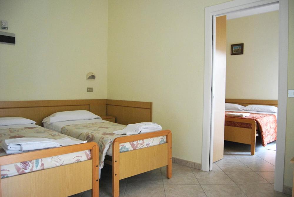 Hotel Milena リミニ エクステリア 写真