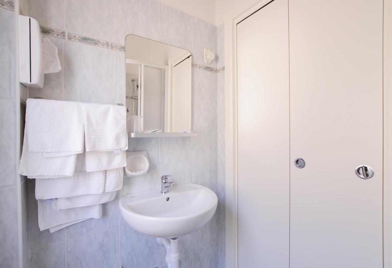 Hotel Milena リミニ エクステリア 写真